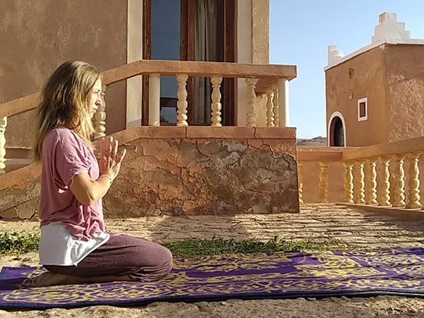 Retiro yoga trekking viajero marruecos desierto