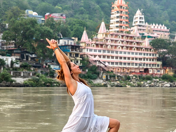 Retiro yoga trekking viajero india himalaya rishikesh