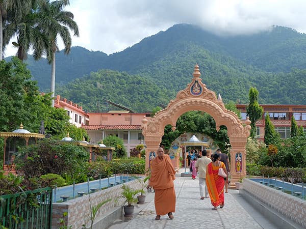 Retiro yoga trekking viajero india himalaya rishikesh