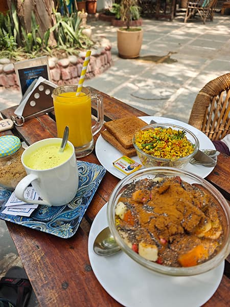 Retiro yoga trekking viajero india himalaya rishikesh