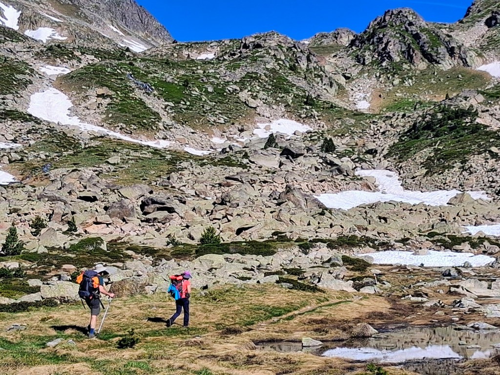 guia media montaña benasque pirineos retiros trekking mujer aegm uimla